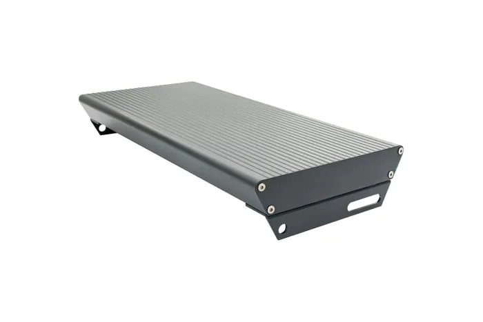 Aluminiumstufe rutschhemmend inkl. 2 Deckel & 2 Winkel und Schrauben - Ausführung: Anthrazit beschichtet, Breite: 600 mm, Tiefe: 270 mm