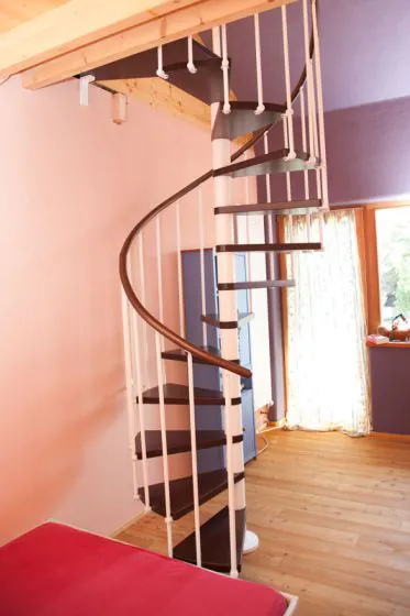 Spindeltreppe Innamincka - Holzart: Buche dunkel, Durchmesser: 128 cm, Metallfarbe: weiß, Abverkauf  