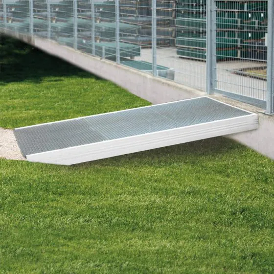 Alu Übergangsbrücke - Wangenfarbe: Edelstahloptik, Länge: 400 cm, Breite: 109 cm, Gitterrost: 30 x 30 mm